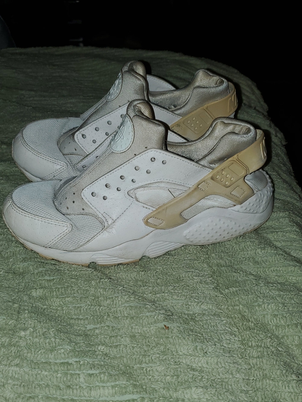 Nike Kids White and Beige Huarache-Style Sneakers 6y =7.5 Womans RUN SMALL